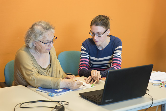 Mina en docent De Peuter tijdens een inburgeringscursus. Foto: Romi Tweebeeke (gefotografeerd voor De Correspondent in een reeks reportages over de inburgeringscursus)