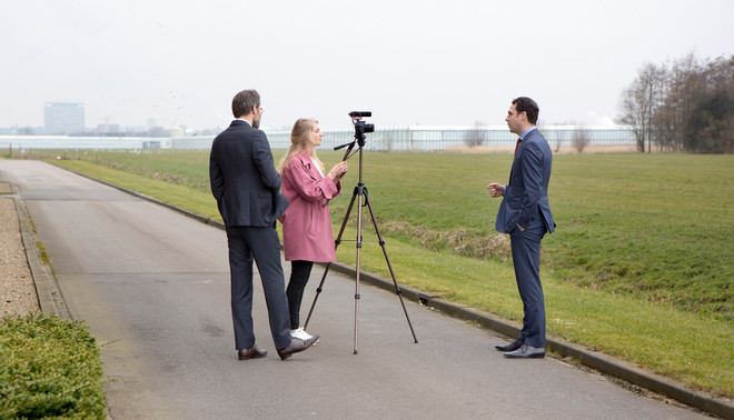 De staatssecretaris Martijn van Dam brengt een bezoek aan Duijvestijn Tomaten op 21 maart, 2016. Foto Najib Nafid / Hollandse Hoogte