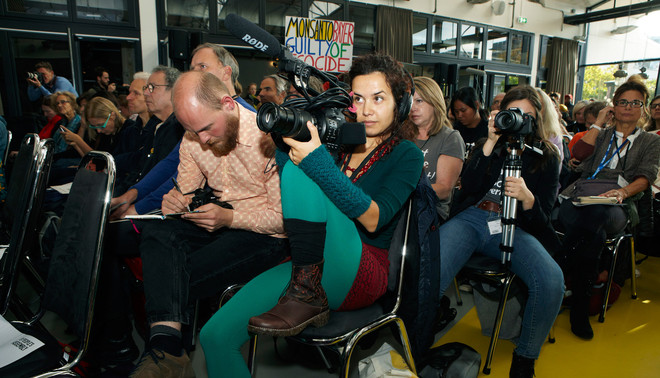 Bij de persconferentie van het fictieve Monsanto Tribunaal. Foto: Jan Dirk van der Burg (voor De Correspondent)