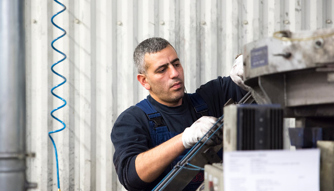 Safwan (35) werkt sinds een half jaar als metaalbewerker. Volgende week heeft hij zijn eerste examen voor de inburgeringscursus. Foto: Romi Tweebeeke (voor De Correspondent)