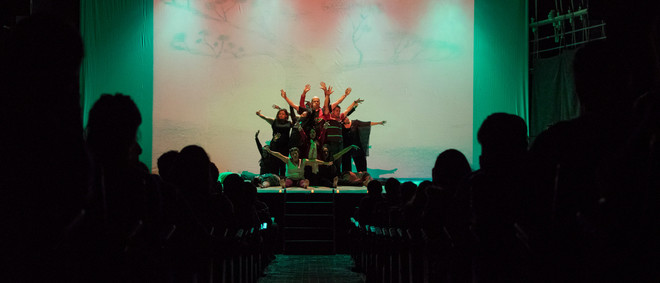 Tijdens een voorstelling van het theaterproject Victus, waarvoor slachtoffers en ex-strijders van het gewapend conflict in Colombia samen op de planken staan om hun geschillen bij te leggen. Foto: Gabriel Corredor (voor De Correspondent)