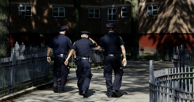 Politieagenten lopen door Harlem in New York City, eind 2013. Foto: Seth Wenig / AP