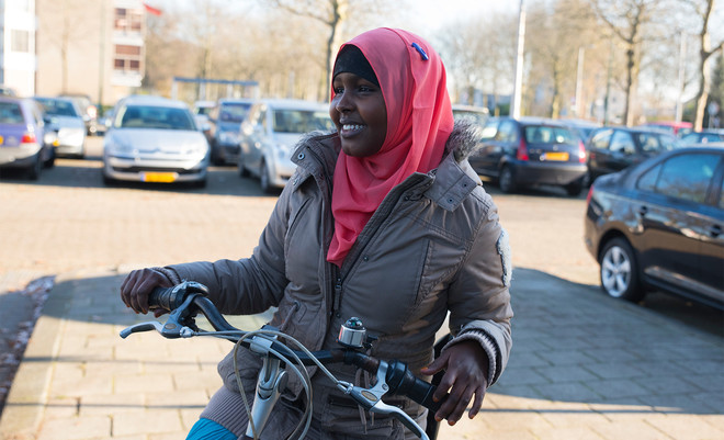 Anab (20) bij het winkelcentrum in de buurt van haar huis. Foto: Romi Tweebeeke (voor De Correspondent)