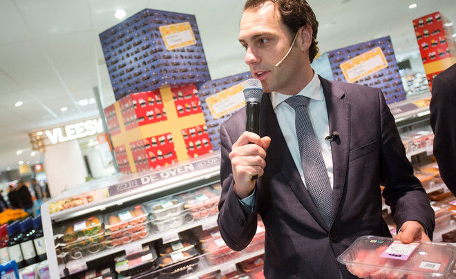 Martijn van Dam tijdens het startschot voor een pilot om consumenten meer inzicht te geven in de herkomst van het voedsel dat ze kopen in de supermarkt on november, 2016. Foto: Bas de Meijer / HH
