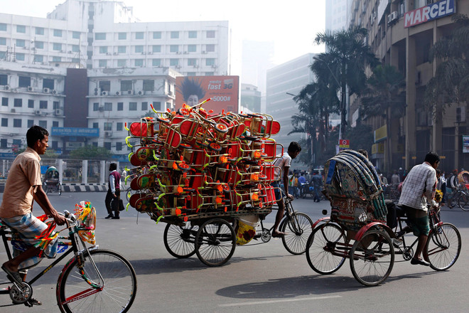 Fietsriksja's in Dhaka. Foto: Abir Abdullah / EPA