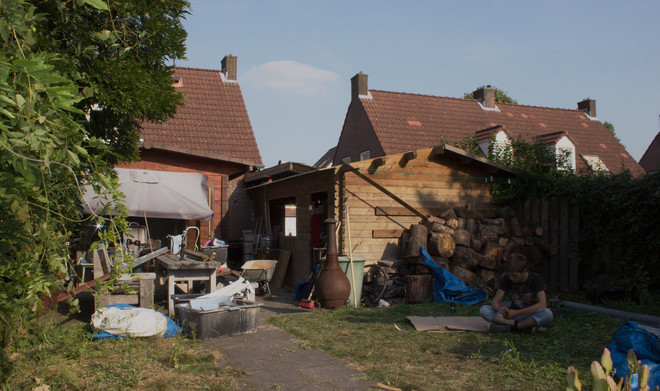 Alle foto's bij dit stuk zijn gemaakt door Thijs Roes. Ze betreffen het huis van de familie Jansen na de ontruiming van hun plantage van zestig planten, één dag voor hun verhuizing.