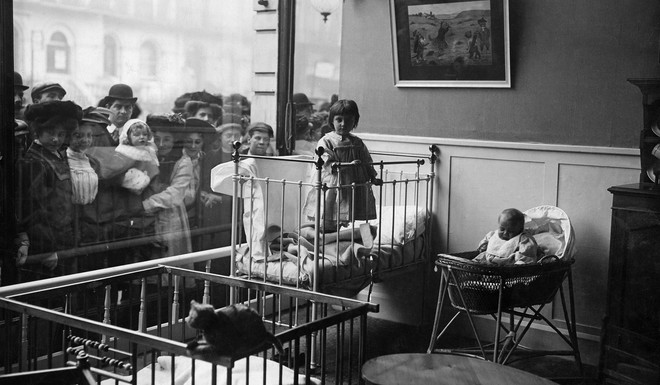 In Londen opent de eerste dagopvang met een etalageruit in 1910. Foto: Philipp Kester / Getty Images