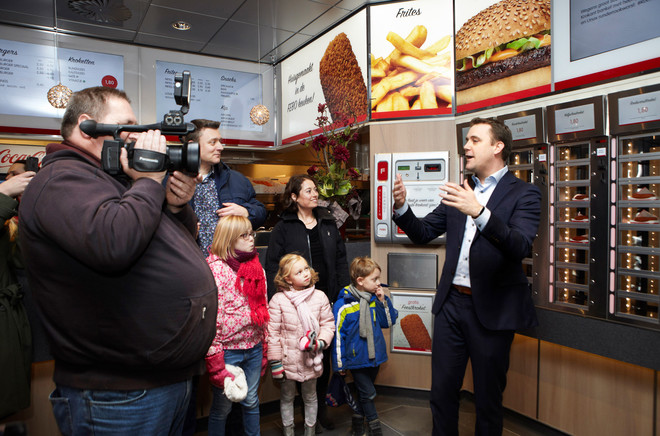 VVD-wethouder Marc Rosier opent de nieuwe FEBO in het Stadshart. Foto's: Jan Dirk van der Burg