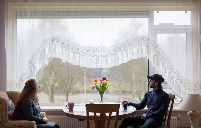 Solmaz Aliyeva (65) en haar zoon Anar Aliyev (29) in hun huis in Stadskanaal. Foto: Tryntsje Nauta (voor De Correspondent)