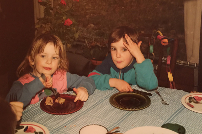 Documentairemaakster Sara Kolster (rechts in beeld) op haar vijfde verjaardag, met naast haar zusje Anna. Foto: uit privéarchief Sara Kolster