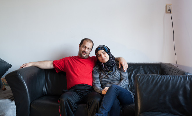 Mahmoud en Huda bij hun thuis op de bank. Foto: Tryntsje Nauta (voor De Correspondent)