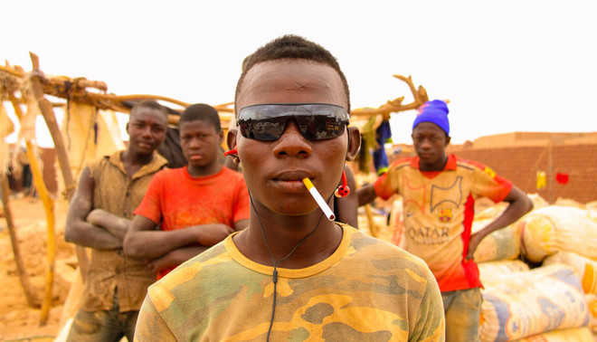 Jongeren in de woestijnstad Arlit in Niger met één bestaansreden en overlevingsmiddel: uranium. Foto: Lucas Destrijcker