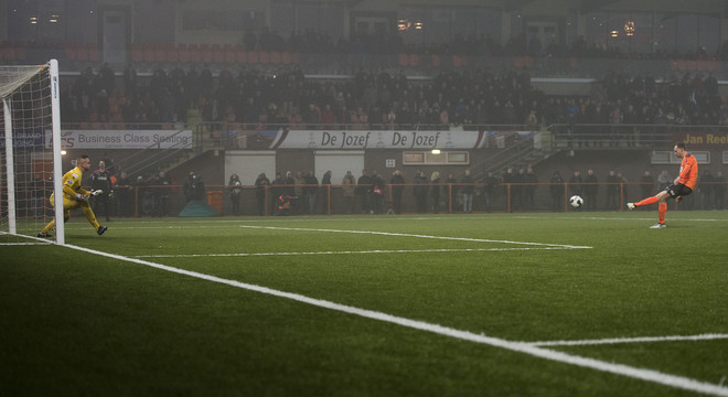 FC Volendam speler Henny Schilder neemt een strafschop in de wedstrijd tegen Sparta op 24 januari 2017. Sparta wint de wedstrijd na strafschoppen. Foto: Jasper Ruhe / ANP Pro Shots