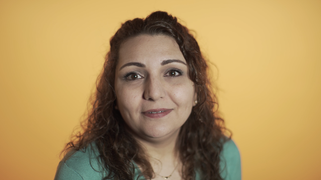 Linda Belal in de video met vijf dingen die Nederlanders moeten weten over hoe vluchtelingen zich voelen.