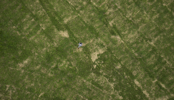 Een drone maakt een foto van Robin van de Putte, oprichter van Aerialtronics. Foto: Daan Paans (voor De Correspondent)