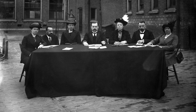 Hoofdbestuur van de vereniging 'Schoonheid in Opvoeding en Onderwijs' in 1914. Foto: Hollandse Hoogte / Spaarnestad Photo