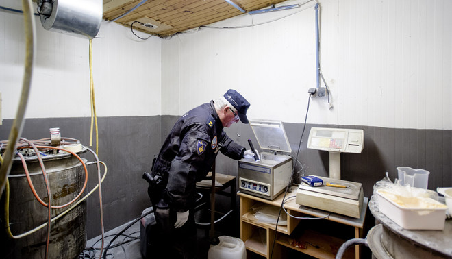Tijdens een inval van opsporingsdiensten in een drugslaboratorium wordt amfetamine (speed) gevonden. De doorzoeking van het pand is onderdeel van een enorme operatie tegen drugscriminelen. Foto: Robin van Lonkhuijsen / ANP