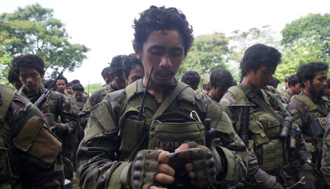 25 mei: Filipijnse soldaten maken zich op voor de gevechten in de stad Marawi. Foto: Linus G. Escandor / EPA