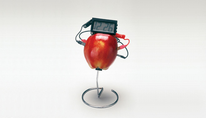 Een appel fungeert als batterij voor een klok. Foto: SSPL / Getty Images