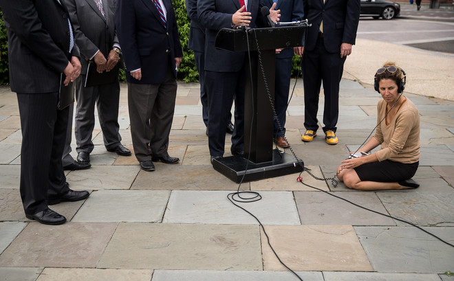 Een journalist zit op de grond tijdens een persconferentie van Rep. Trent Franks voor het Witte Huis, deze staat in het teken van de eerste reeks staatsbezoeken van president Trump, 22 mei 2017. Foto: Drew Angerer / Getty Images