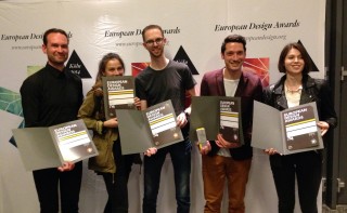 De collega’s van Momkai tonen trots de vijf European Design Awards. V.l.n.r.: Sebastian Kersten (hoofdontwikkelaar), Cynthia Mergel (stagiair), Martijn van Dam (ontwerper), Harald Dunnink (hoofdontwerper), Shannon Lea (stagiair)