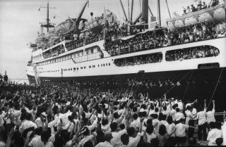 Juli 1955: Massa’s Chinese studenten migreren naar Red China om daar hoger onderwijs te kunnen volgen. Foto: Howard Sochurek/Getty Images