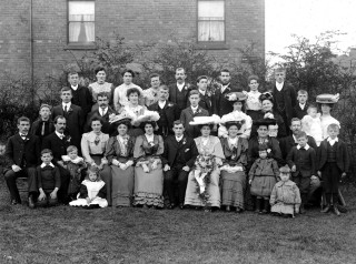 Een Engelse familie tijdens een bruiloft rond 1905. Foto: Getty Images