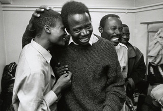 Sony Labou Tansi, in het midden (foto Christophe Laurentin, Bibliothèque francophone multimédia, Limoges)