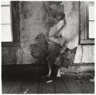 Francesca Woodman, From Space2, Providence, Rode Island, 1976. © George en Betty Woodman.