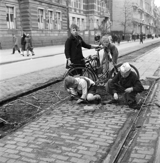 hongerwinter hunger amsterdam 1944 1945 kinderen winter tijdens oorthuys cas foto tram brandhout wereldoorlog om te tweede during van hollandse