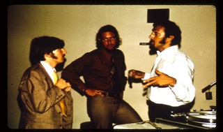 Philip Zimbardo (rechts) tijdens het experiment. Beeld: PrisonExp.org