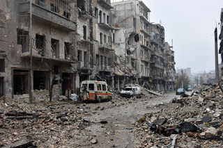 13 december 2016. Totaal verwoeste straten in het oosten van Aleppo. Foto’s: George Ourfalian / AFP