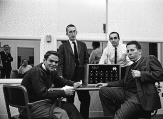 Milgram en zijn studenten bij de schokmachine in 1961. Foto: Yale University.