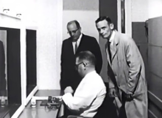 Still uit de film van Stanley Milgram.