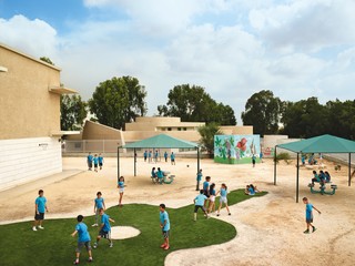 Shikim Maoz School, Sderot, Israël. Uit de serie Playgrounds van fotograaf James Mollison. Courtesy Flatland Gallery, Amsterdam.