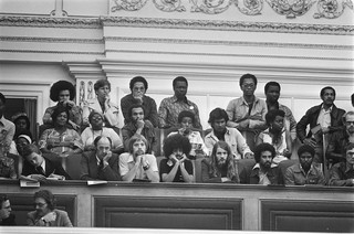 Tweede Kamer bespreekt de migratie en begeleiding van Surinamers, grote belangstelling van Surinamers op publieke tribune. Foto: Hans Peters / Nationaal Archief