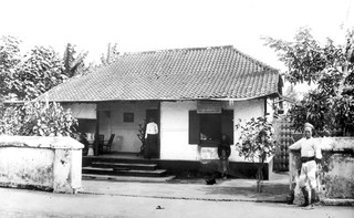 Opiumverkoopplaats in de kampong Totogan, bij Soerakarta, circa 1905. Foto: Collectie Nationaal Museum van Wereldculturen. Coll.nr. TM-60002366