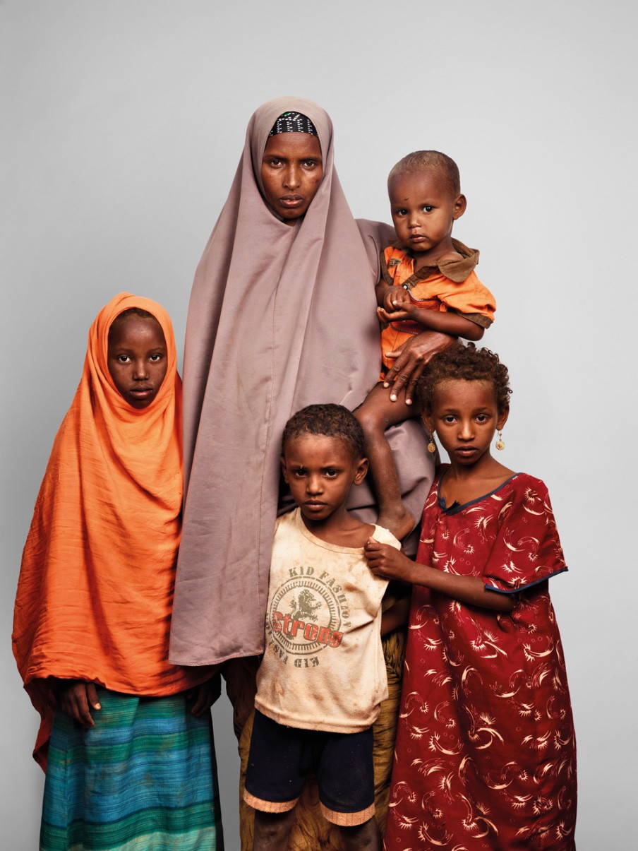 Maryan (35) en haar kinderen Malyun, Ali, Fatuma, Khalif en Abdi uit Somalië wonen in vluchtelingenkamp Dadaab. Foto: James Mollison/Getty Images