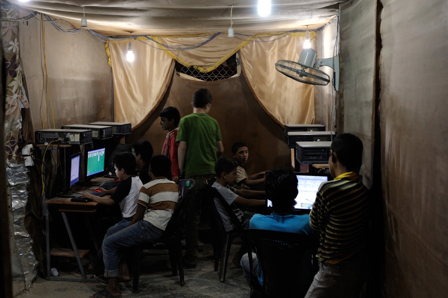 Een internetcafe in Al-Za’atari. Foto: Thijs Heslenfeld