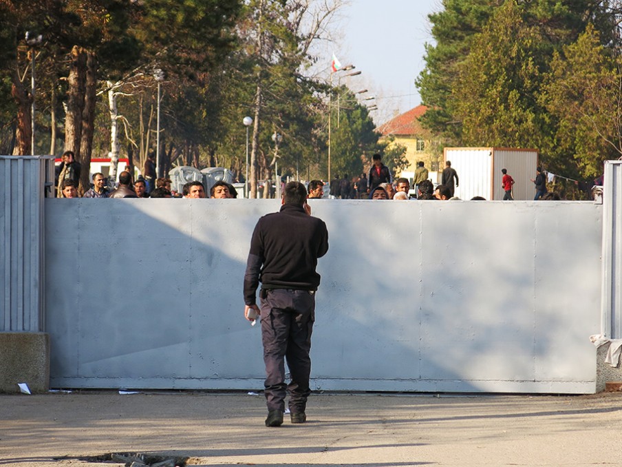 De poort van het kamp, die alleen opengaat door een bewaker om te kopen. Foto: Maite Vermeulen