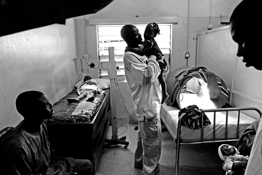 In het ziekenhuis in Kano (Nigeria) krijgen kinderen met polio licht-therapie. Zo’n behandeling kost 100 Naira (zo’n 46 eurocent) voor 15 minuten onder en warmtelamp. Foto: Mary F. Calvert/Hollandse Hoogte