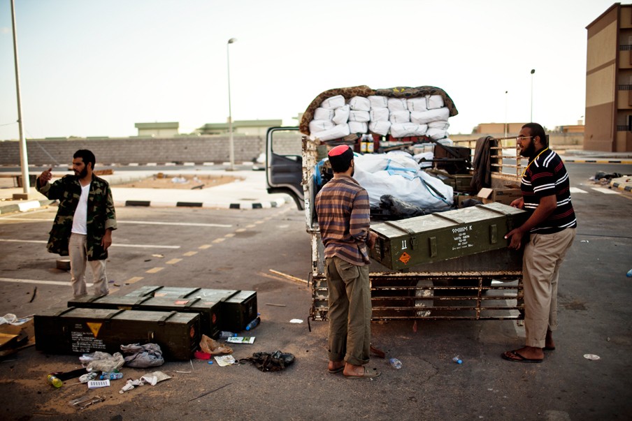 Rebellen laden munitie in ter voorbereiding op het aanvallen van de stad Bani Walid in Libië in hun zoektocht naar Khadafi, in september 2011. Foto: Hollandse Hoogte