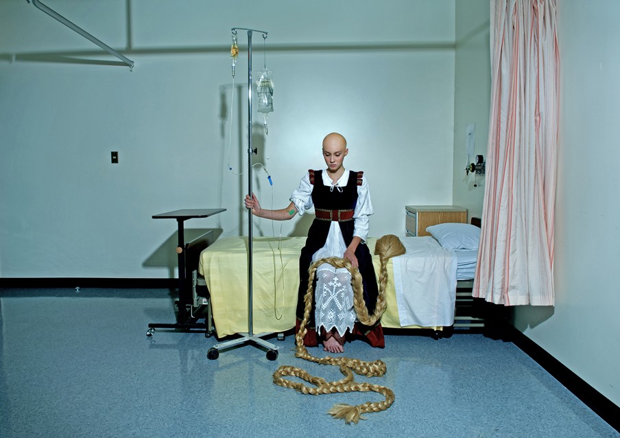 Rapunzel in een ziekenhuis. Foto: Dina Goldstein