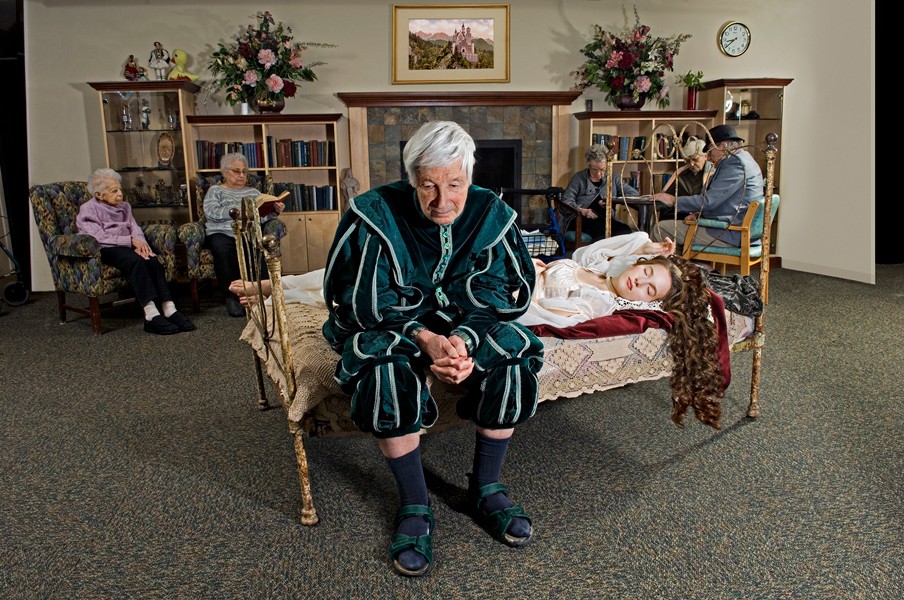 Doornroosje, nog steeds in slaap, in een bejaardentehuis. Foto: Dina Goldstein