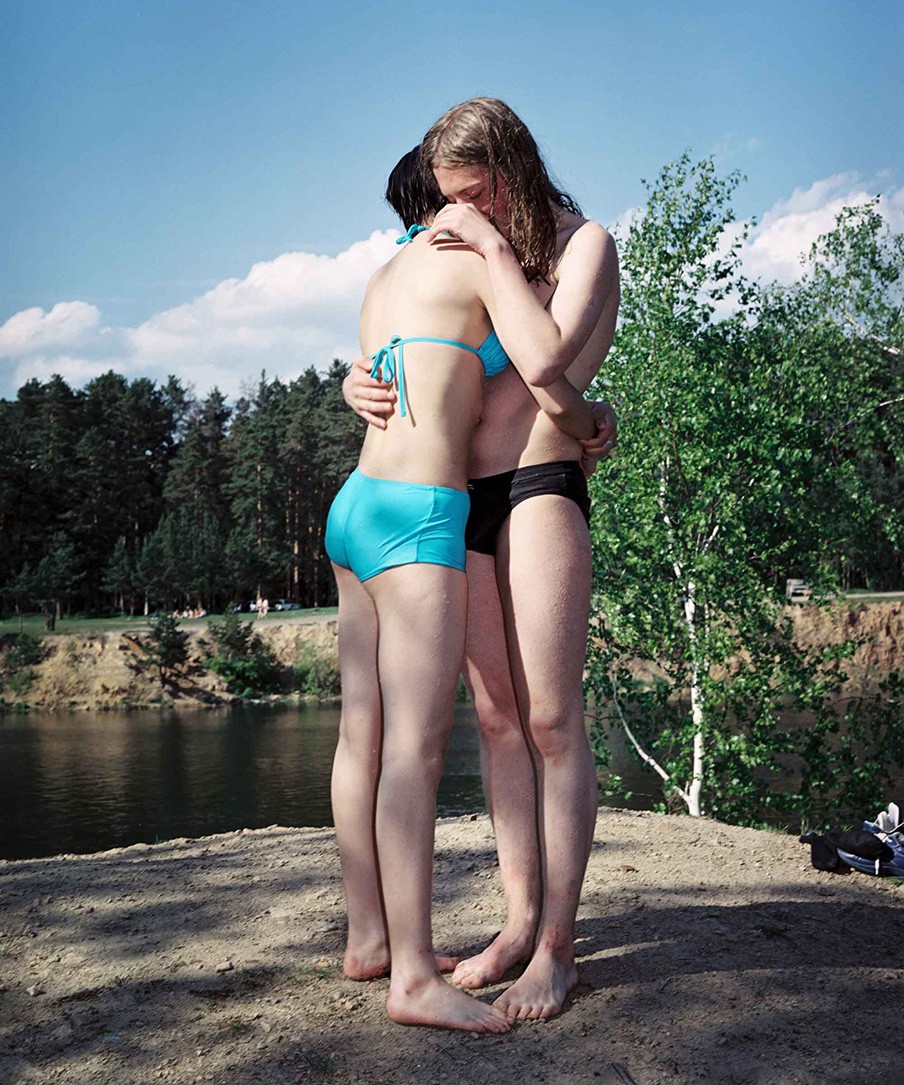 Elfrem en Sveta bij een meertje in Tsjeljabinsk dichtbij het Kurchatov-monument, een plaats waar alternatieve mensen in Tsjeljabinsk bijeenkomen. Foto: Rob Hornstra/Flatland Gallery