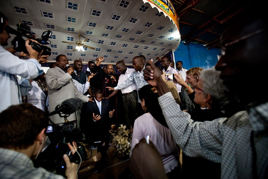 De Oegandese parlementariër David Bahati, die de anti-homowet opstelde, wordt gezegend onder leiding van Martin Ssempa, de bekendste predikant van Oeganda. Foto: Hollandse Hoogte