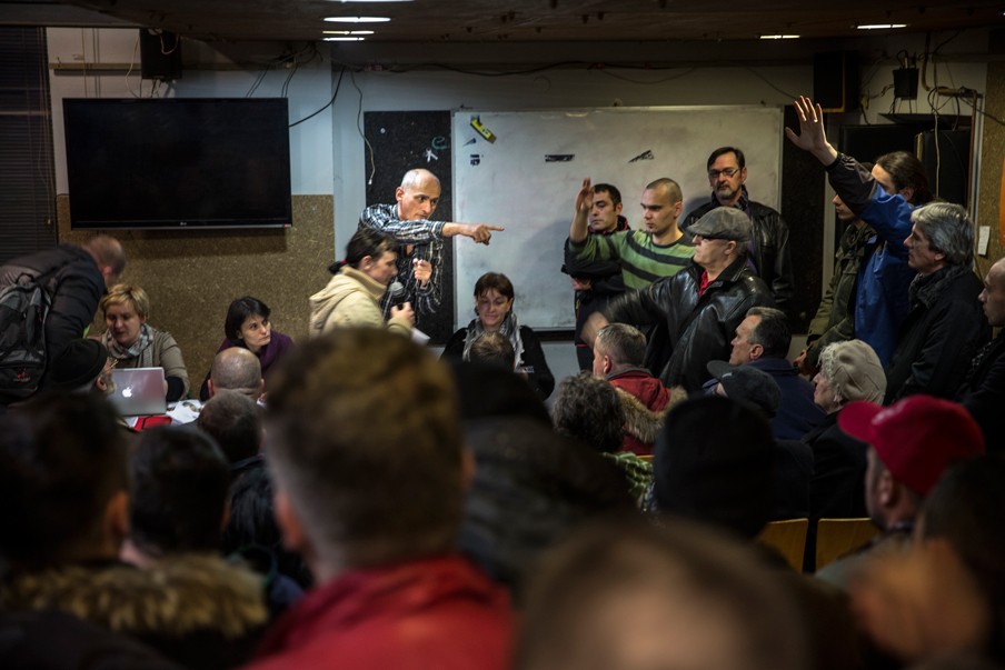 Honderden activisten nemen deel aan een zogenoemde ‘plenen’ in Sarajevo, dit zijn volksvergaderingen met als doel democratie te ontwikkelen, demonstraties beter te organiseren en eisen te formuleren. Foto: Jodi Hilton 