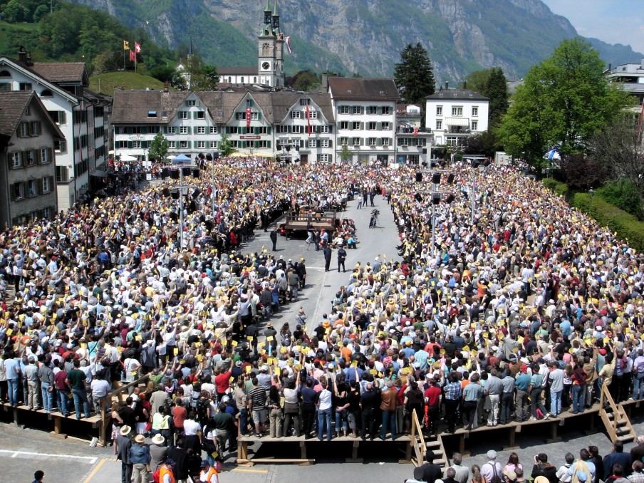 2006: De Landsgemeinde (Volksvergadering) in Glarus vindt nog altijd plaats op het plein. Foto: Wikipedia