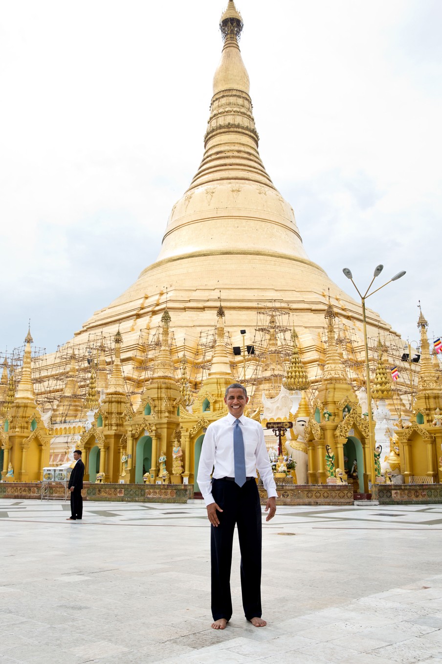 ‘President Barack Obama stands barefoot in front of the Shwedagon Pagoda in Rangoon, Burma, Nov. 19, 2012. All visitors must remove their shoes while touring the pagoda.’ Foto: Pete Souza/the White House