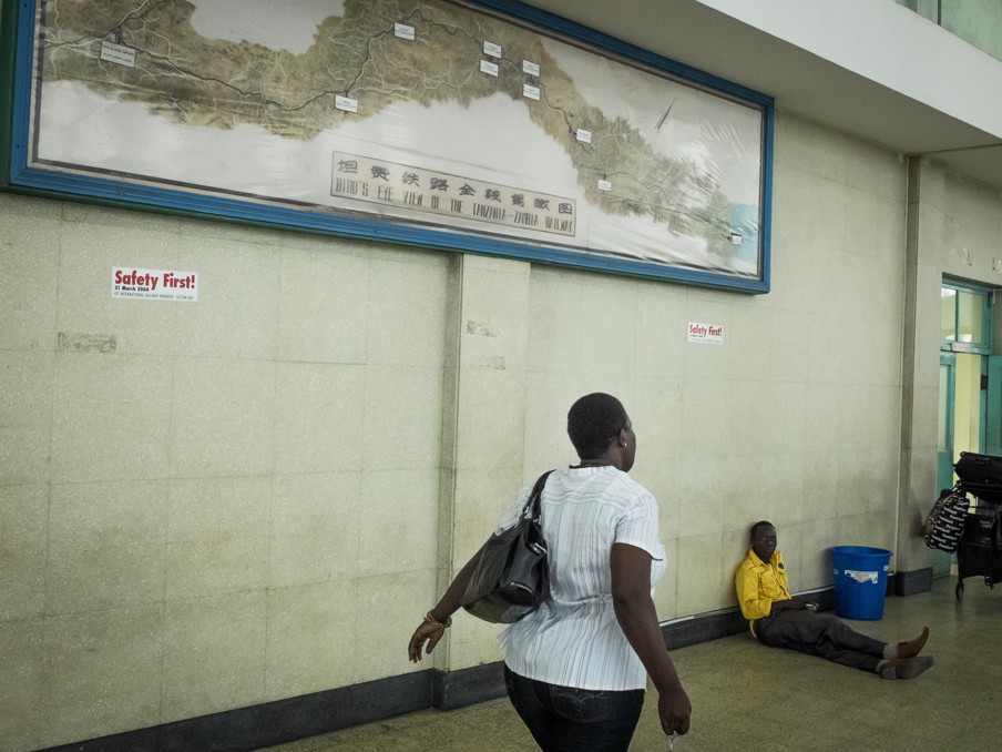 Op het station van Dar es Salaam hangt een overzichtskaart van de spoorlijn. Foto: Sean van der Steen